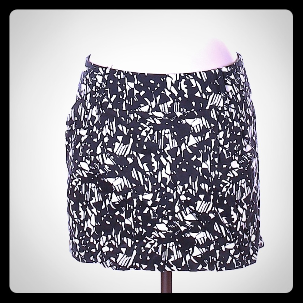 🦉SALE 3/$33 or 5/$50 Black & white pattern skirt